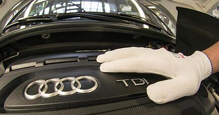 Ein Mann arbeitet in der Produktion im Audi-Werk an einem Audi A3 TDI.
