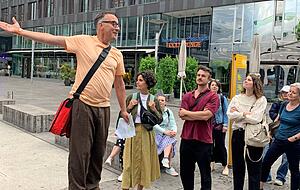 Mit dem Wiener Eugene Quinn geht es auf eine etwas abseitige Tour. "Stuttgart Ugly", heißt die Führung, bei der viele zentrale Plätze angesteuert werden.