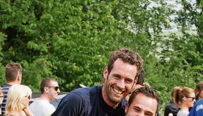 Dominik Rieker tr&auml;gt den verletzten Torh&uuml;ter Manuel Friedrich.