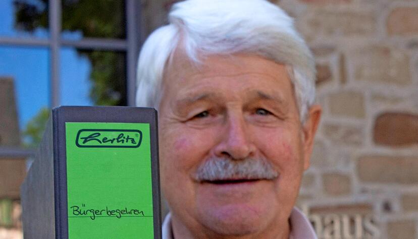 Klaus Zinkernagel mit einem Ordner voller Unterschriften.
Foto: Simon Gajer
