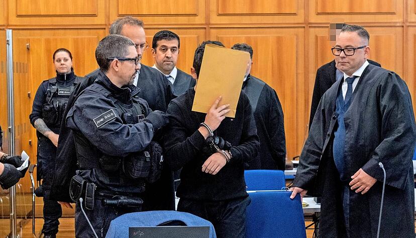 Vor dem Landgericht Heilbronn m&uuml;ssen sich mutma&szlig;liche Islamisten verantworten. Sie sollen unter anderem einen Mordanschlag in einer Synagoge geplant haben.