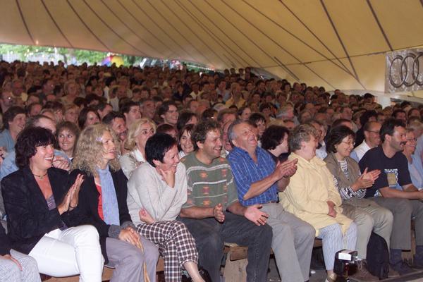 2000. Die Kulturtage sind eröffnet. Unter dem großen Zelt gibt es kaum noch freie Plätze.