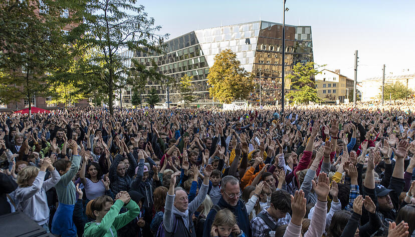 In Freiburg versammelten sich mehr als 20.000 Menschen. Foto: dpa In Freiburg versammelten sich mehr als 20.000 Menschen. Foto: dpa