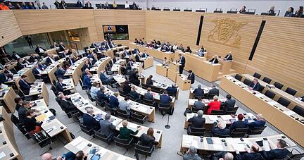 Abgeordnete sitzen w&auml;hrend einer Sitzung im Stuttgarter Landtag auf ihren Pl&auml;tzen.