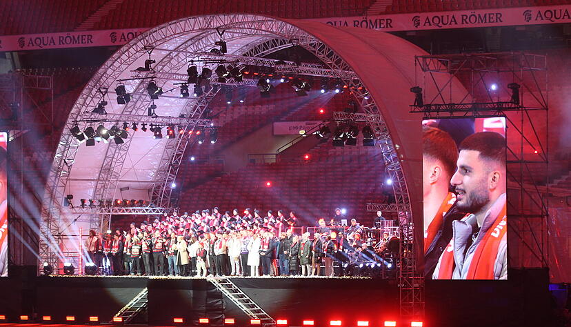 Gruppenbild mit Publikumsliebling: Als das VfB-Team mit Deniz Undav die Bühne betrat, wurde es richtig laut im Stadion. Gruppenbild mit Publikumsliebling: Als das VfB-Team mit Deniz Undav die Bühne betrat, wurde es richtig laut im Stadion.