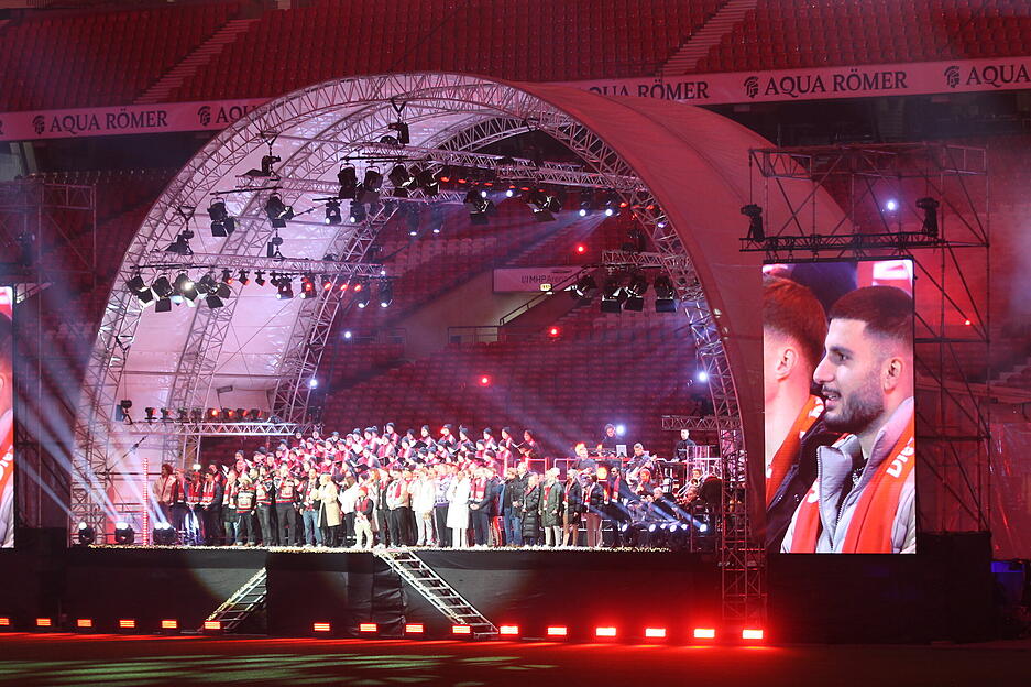 Gruppenbild mit Publikumsliebling: Als das VfB-Team mit Deniz Undav die Bühne betrat, wurde es richtig laut im Stadion. Gruppenbild mit Publikumsliebling: Als das VfB-Team mit Deniz Undav die Bühne betrat, wurde es richtig laut im Stadion.