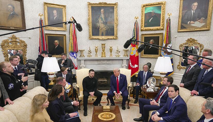 US-Au&szlig;enminister Marco Rubio (2.v.r. auf dem Sofa) war bei dem Treffen im Wei&szlig;en Haus mit dabei, das eskalierte.