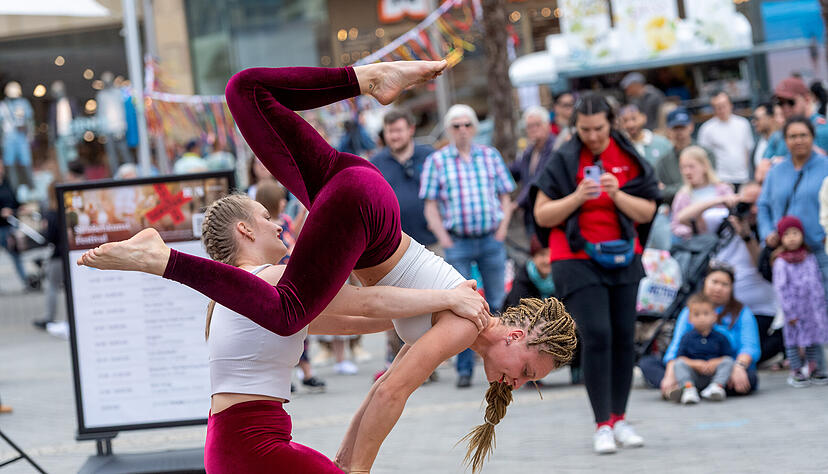 Eine Darbietung, die viel Konzentration und Balance fordert: Die beiden Akrobatinnen zeigen ihr Können in der Heilbronner Fußgängerzone.