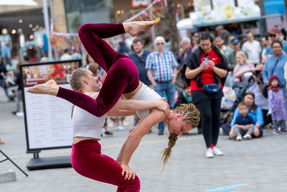 Eine Darbietung, die viel Konzentration und Balance fordert: Die beiden Akrobatinnen zeigen ihr Können in der Heilbronner Fußgängerzone.