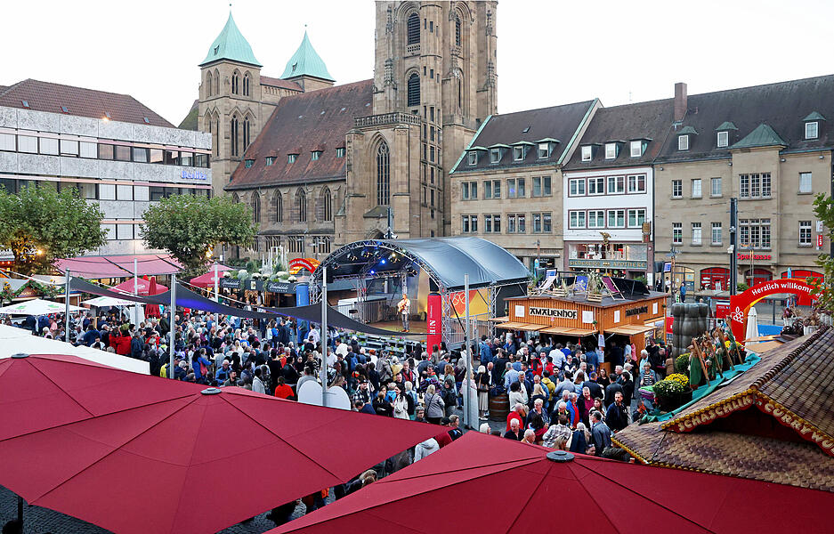 Das Heilbronner Weindorf zieht auch im Jahr 2025 Besucher in die Innenstadt.