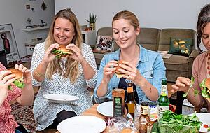 Die Testerinnen (v.l.): Marie Luise Sch&auml;chtele, Vanessa M&uuml;ller, Michelle List und Bigna Fink von der Heilbronner Stimme. Schmeckt"s? Laut Studien produziert das vegane Patty immerhin 90 Prozent weniger Treibhausgase als die Variante aus Fleisch. 
Fotos: Mario Berger