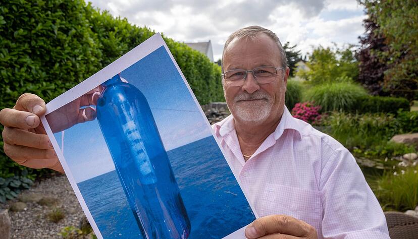 Jörg Wanke zeigt ein Foto seiner Flaschenpost. Jörg Wanke zeigt ein Foto seiner Flaschenpost.