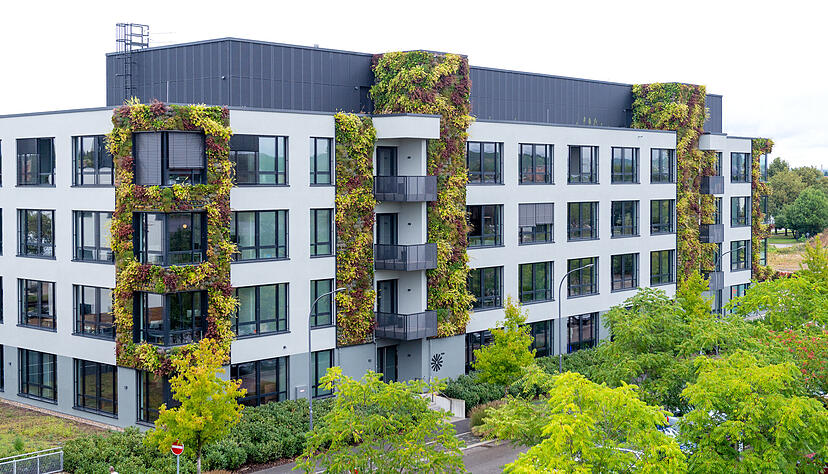 Teile der Fassade des Ipai-Spaces-Gebäudes im Heilbronner Zukunftspark wurden begrünt. Rund 10.000 Pflanzen wachsen dort in der Vertikalen. Teile der Fassade des Ipai-Spaces-Gebäudes im Heilbronner Zukunftspark wurden begrünt. Rund 10.000 Pflanzen wachsen dort in der Vertikalen.