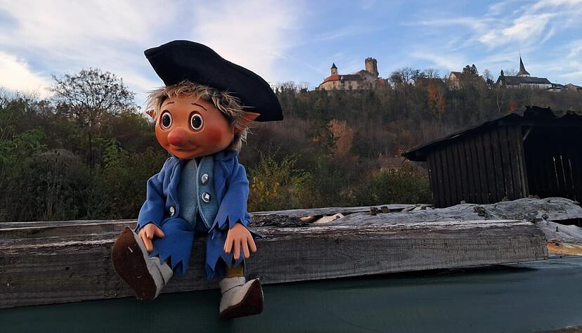 Zollini vor seinem Umzug in den Zollern-Alb-Kreis mit der Burg Krautheim im Hintergrund.