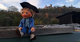 Zollini vor seinem Umzug in den Zollern-Alb-Kreis mit der Burg Krautheim im Hintergrund.