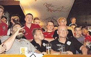 Anspannung pur: Vorstand Thomas Ulmer (links), der stellvertretende Abteilungsleiter Jürgen Unzeitig und Trainer Peter Hogen vor dem Fernseher.Fotos: Florian Huber Anspannung pur: Vorstand Thomas Ulmer (links), der stellvertretende Abteilungsleiter Jürgen Unzeitig und Trainer Peter Hogen vor dem Fernseher.Fotos: Florian Huber