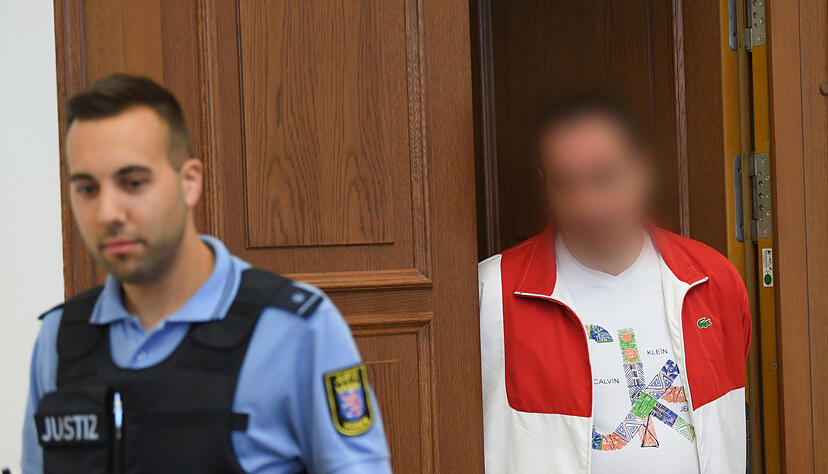 Der 48-jährige Angeklagte (r) kommt in Begleitung eines Justizbeamten zum Prozessbeginn in den Gerichtssaal des Landgerichts. Foto: dpa Der 48-jährige Angeklagte (r) kommt in Begleitung eines Justizbeamten zum Prozessbeginn in den Gerichtssaal des Landgerichts. Foto: dpa