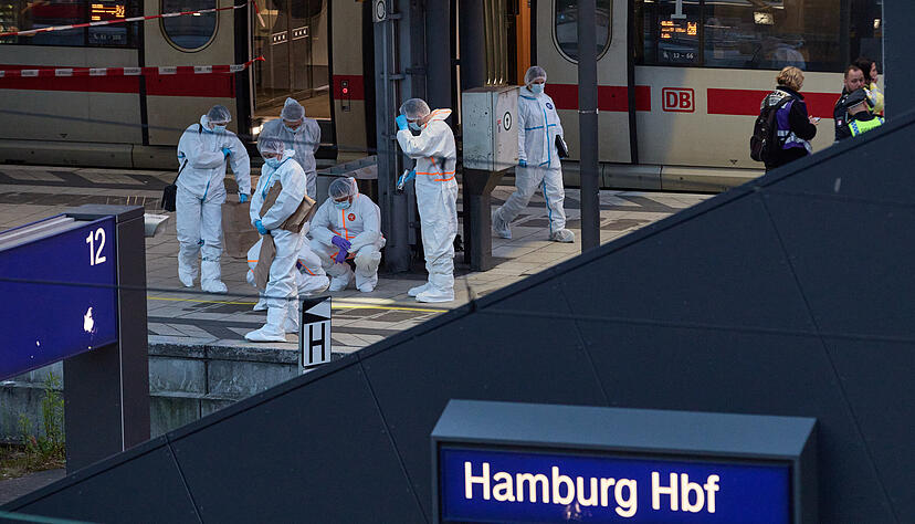 Polizei und Spurensicherung sind am Freitagabend nahe dem Tatort zwischen Gleis 13 und 14 im Einsatz.