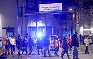 Auch in Brackenheim waren am Abend viele Menschen auf den Straßen unterwegs. Foto: Ralf Seidel