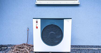 Sie sieht man häufig in Neubausiedlungen: Die Luft-Wasser-Wärmepumpe entzieht ihrer Umgebung Wärme und wandelt sie in Heizenergie um. Sie sieht man häufig in Neubausiedlungen: Die Luft-Wasser-Wärmepumpe entzieht ihrer Umgebung Wärme und wandelt sie in Heizenergie um.