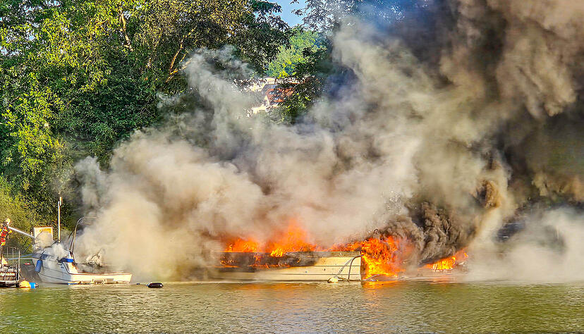 Meterhohe Flammen waren am Dienstagabend in Besigheim zu sehen. Auf dem Neckar sind fünf Boote in Brand geraten.