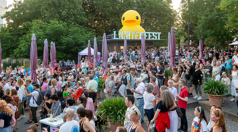 Geboten waren beim Heilbronner Lichterfest über 60 Gastronomie- und Streetfood-Stände, vier Bühnen, beeindruckenden Licht- und Lasershows und ein Familienprogramm. Am Samstag endete das Sommer-Event. Geboten waren beim Heilbronner Lichterfest über 60 Gastronomie- und Streetfood-Stände, vier Bühnen, beeindruckenden Licht- und Lasershows und ein Familienprogramm. Am Samstag endete das Sommer-Event.