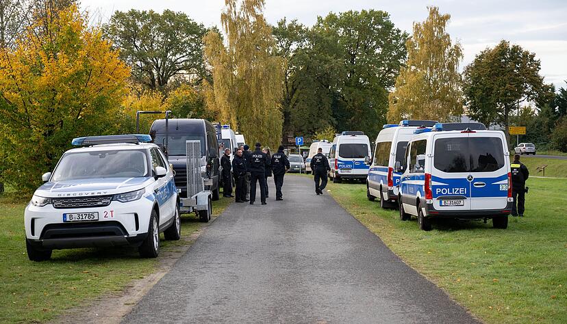 Im Fall der seit mehr als sechs Jahren vermissten Rebecca aus Berlin-Neukölln sucht die Polizei auf einem Grundstück in Brandenburg nach Beweismitteln wegen des Verdachts eines Tötungsdelikts. Im Fall der seit mehr als sechs Jahren vermissten Rebecca aus Berlin-Neukölln sucht die Polizei auf einem Grundstück in Brandenburg nach Beweismitteln wegen des Verdachts eines Tötungsdelikts.