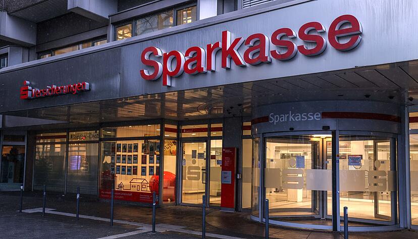 Die Sparkasse-Filiale bleibt nach dem Tresor-Coup vorerst geschlossen. Die Sparkasse-Filiale bleibt nach dem Tresor-Coup vorerst geschlossen.