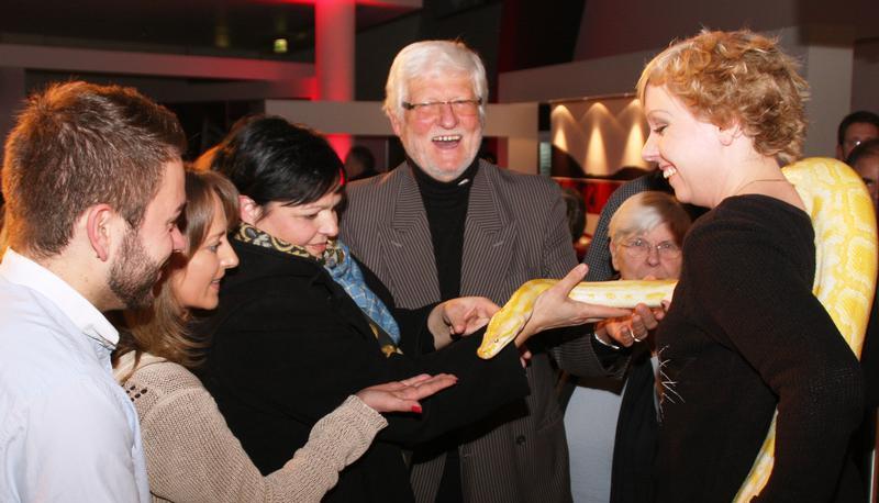 Keine Angst vor Zitronella, der Albino-Tigerpython: Die Besucher im Auditorium zeigen Interesse an den Tieren. Foto: Pl&uuml;ckthun