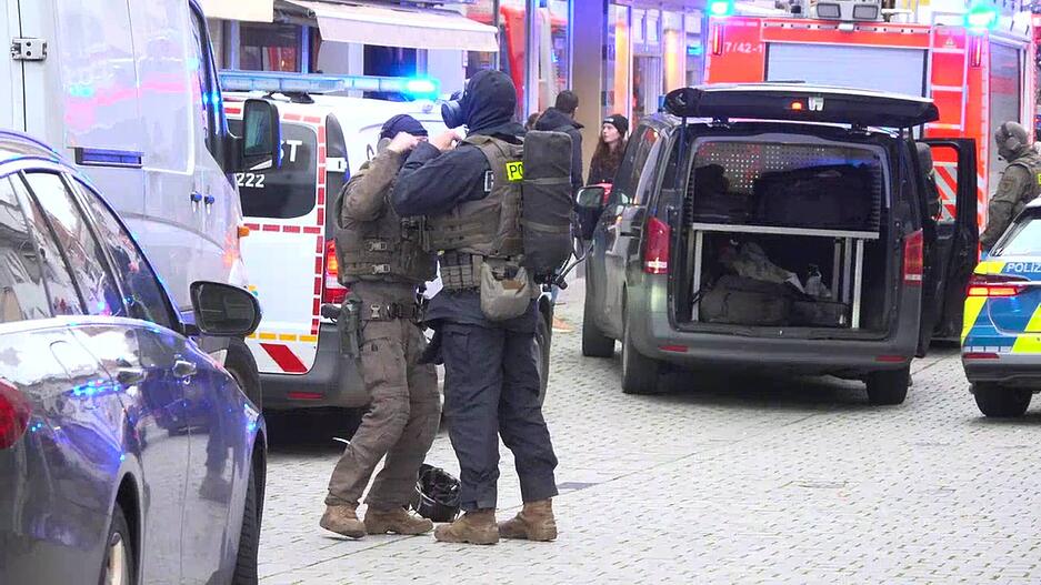 Am Donnerstag rückt die Polizei mit einem Großaufgebot nach Esslingen aus. Dort berichten Zeugen von Knallgeräuschen. Nach ersten Informationen gibt es zwei Tote und eine verletzte Person. Am Donnerstag rückt die Polizei mit einem Großaufgebot nach Esslingen aus. Dort berichten Zeugen von Knallgeräuschen. Nach ersten Informationen gibt es zwei Tote und eine verletzte Person.