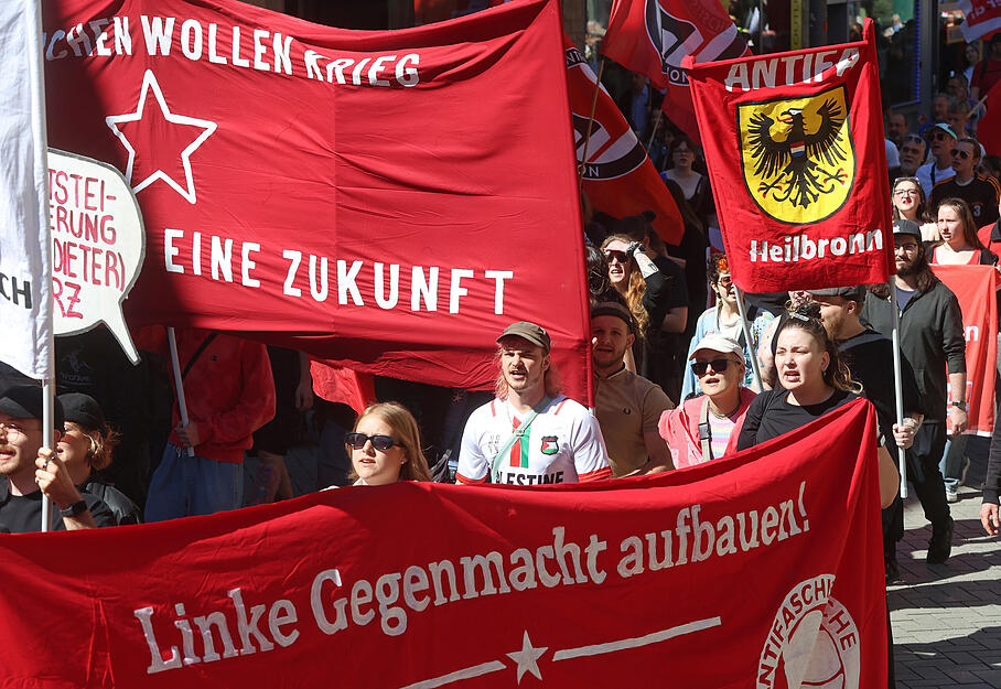 Transparente und Plakate pr&auml;gten das Bild der Mai-Demonstration.