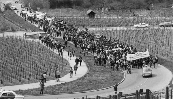 Zusammengestellt von Archiv und Dokumentation der Heilbronner Stimme 

"Ein erster Schritt: Atomwaffen raus aus Heilbronn" lautet eine der Parolen beim Ostermarsch 1982. Rund 2000 Friedensbewegte auf ihrem Weg über die Jägerhaussteige, hinauf zum Awo-Waldheim.