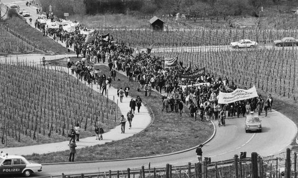 Zusammengestellt von Archiv und Dokumentation der Heilbronner Stimme 

"Ein erster Schritt: Atomwaffen raus aus Heilbronn" lautet eine der Parolen beim Ostermarsch 1982. Rund 2000 Friedensbewegte auf ihrem Weg über die Jägerhaussteige, hinauf zum Awo-Waldheim.