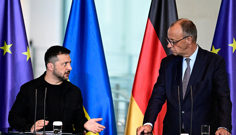 Wolodymyr Selenskyj (links), Präsident der Ukraine, und Bundeskanzler Friedrich Merz (CDU) geben ein Statement ab. Wolodymyr Selenskyj (links), Präsident der Ukraine, und Bundeskanzler Friedrich Merz (CDU) geben ein Statement ab.
