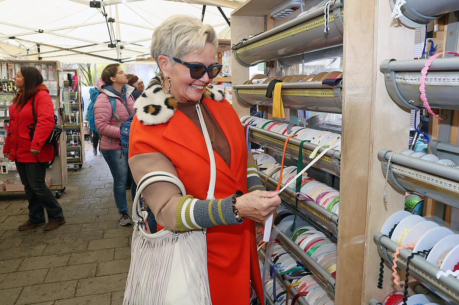 Karin B&uuml;rger aus Brackenheim schaut sich alles ganz genau an.