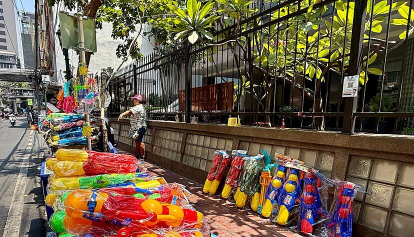 Schon seit Tagen standen landesweit kunterbunte Wasserpistolen zum Verkauf.