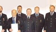 Die Geehrten mit Bürgermeister Björn Steinbach (links), Vize-Kreisbrandmeister Heiner Schiefer (2.v.r.) und Kommandant Thomas Oeckler (rechts).Foto: Posovszky Die Geehrten mit Bürgermeister Björn Steinbach (links), Vize-Kreisbrandmeister Heiner Schiefer (2.v.r.) und Kommandant Thomas Oeckler (rechts).Foto: Posovszky