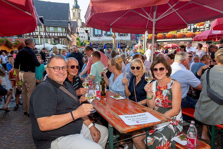 Die Schankzeiten sind wie folgt: Freitag von 16 bis 23 Uhr, Samstag von 14 bis 24 Uhr, Sonntag von 10.30 bis 23 Uhr und Montag von 12 bis 23 Uhr.