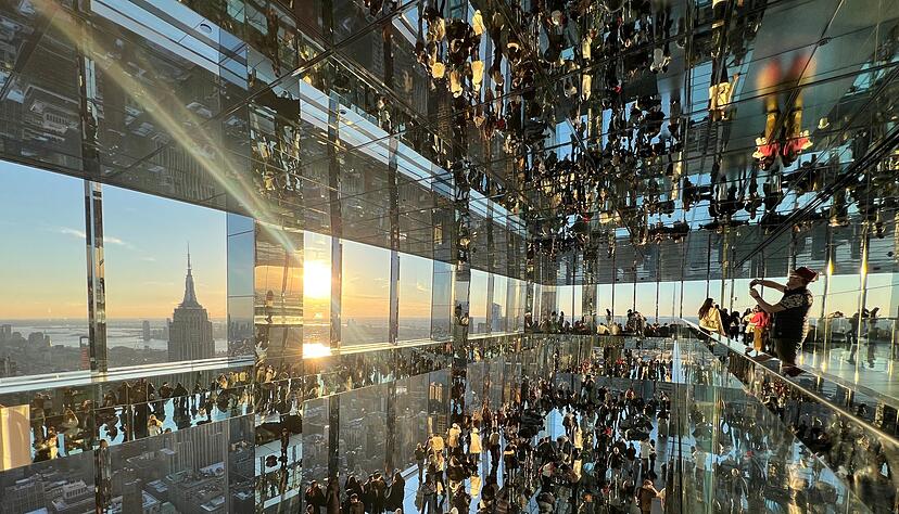 Sonnenuntergang im Spiegelkabinett. Sonnenuntergang im Spiegelkabinett.