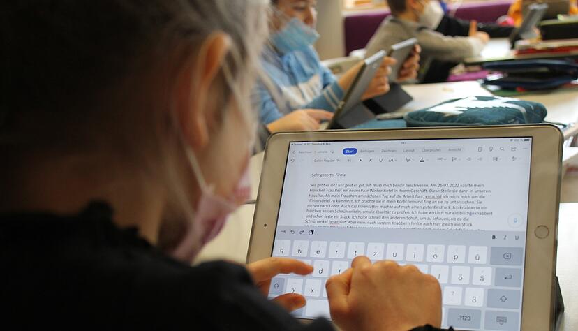 Gehört stellenweise zum Deutschunterricht der Drittklässler: Grundschüler der Wolf-von-Gemmingen-Schule nutzen Tablets in der Klasse.
Foto: Simon Gajer