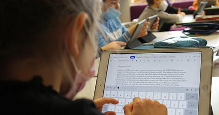 Gehört stellenweise zum Deutschunterricht der Drittklässler: Grundschüler der Wolf-von-Gemmingen-Schule nutzen Tablets in der Klasse.
Foto: Simon Gajer