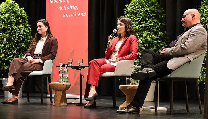 Die beiden Kandidatinnen f&uuml;r den B&uuml;rgermeisterposten in Wei&szlig;bach pr&auml;sentieren sich bei der offiziellen Vorstellung der Gemeinde: Meike Augsburger (links), Katharina Fuchs und Amtsinhaber Rainer Z&uuml;fle.