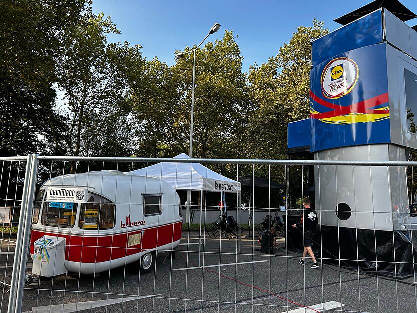 Die Aufbauarbeiten kurz vor dem Ziel an der Heilbronner Theresienwiese laufen am Donnerstagmorgen noch. Die Radprofis der Deutschland-Tour werden hier kurz vor 17 Uhr erwartet. Die Aufbauarbeiten kurz vor dem Ziel an der Heilbronner Theresienwiese laufen am Donnerstagmorgen noch. Die Radprofis der Deutschland-Tour werden hier kurz vor 17 Uhr erwartet.