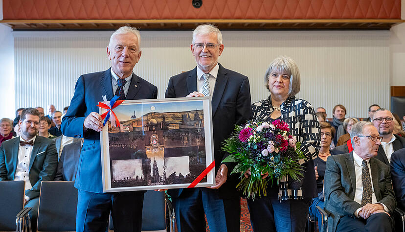 Oberb&uuml;rgermeister Harry Mergel (links) mit Brigitte und Christhard Schrenk bei dessen offizieller Verabschiedung am Montag im Gro&szlig;en Ratssaal. Schrenk kam vor 38 Jahren ins Stadtarchiv Heilbronn, das er 33 Jahre lang leitete.
Foto: Christiana Kunz
