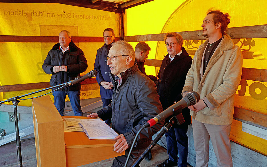 Die Kassen&auml;rztliche Vereinigung schlie&szlig;t 18 &auml;rztliche Bereitschaftspraxen im Land. Auch der Standort der Notfallpraxis in Brackenheim ist davon betroffen. Zahlreiche Menschen haben deshalb im Brackenheimer Wiesental neben dem B&uuml;rgerzentrum demonstriert.