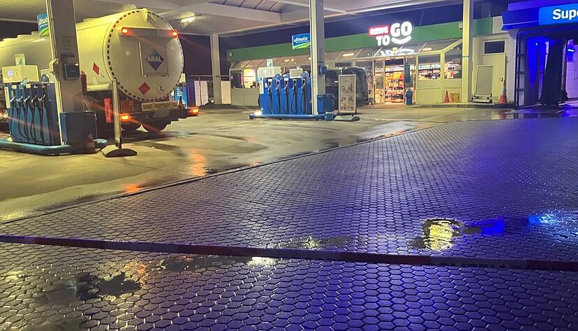Die Polizei sperrte die Einfahrt zur Tankstelle nach einem Überfall in Untergruppenbach ab.