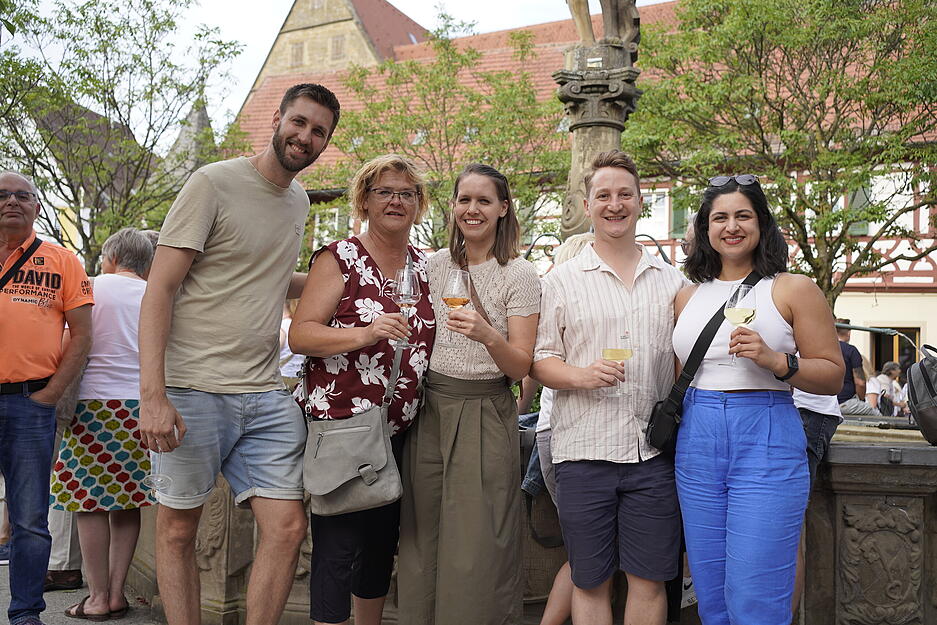 Das Hohenloher Weindorf in Öhringen lockt jährlich zehntausende Besucher an. Auch am Samstag lockte die Innenstadt zahlreiche Besucher an. Das Hohenloher Weindorf in Öhringen lockt jährlich zehntausende Besucher an. Auch am Samstag lockte die Innenstadt zahlreiche Besucher an.