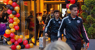 Die DFB-Stars verbrachten eine Nacht im Heilbronner Parkhotel, um anschließend zur WM-Quali nach Sinsheim weiterzureisen. Zahlreiche Fans harrten vor dem Eingang aus und hofften auf Autogramme - teilweise vergeblich.