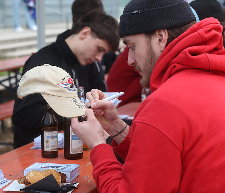 Im Fanshop sichern sich Besucher reduzierte Fanartikel.