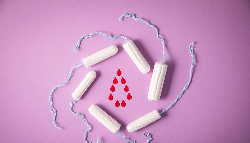 Bluten ohne Tampon und Tasse: Das ist der Grundgedanke hinter der freien Menstruation. Bluten ohne Tampon und Tasse: Das ist der Grundgedanke hinter der freien Menstruation.